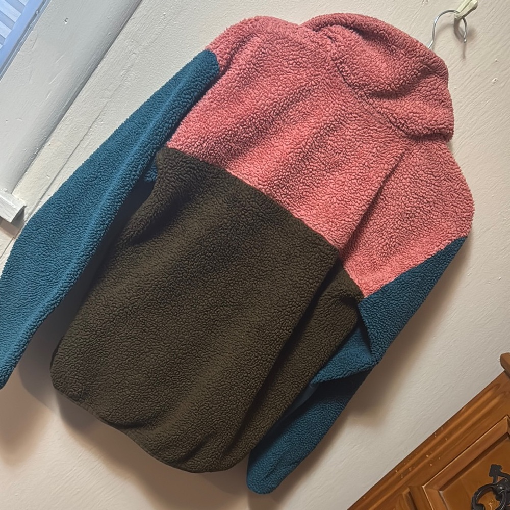 Colorblock Fleece Pullover - Picture 3 of 3